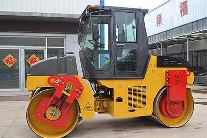 小型壓路機(jī)這樣做，降低維修頻次